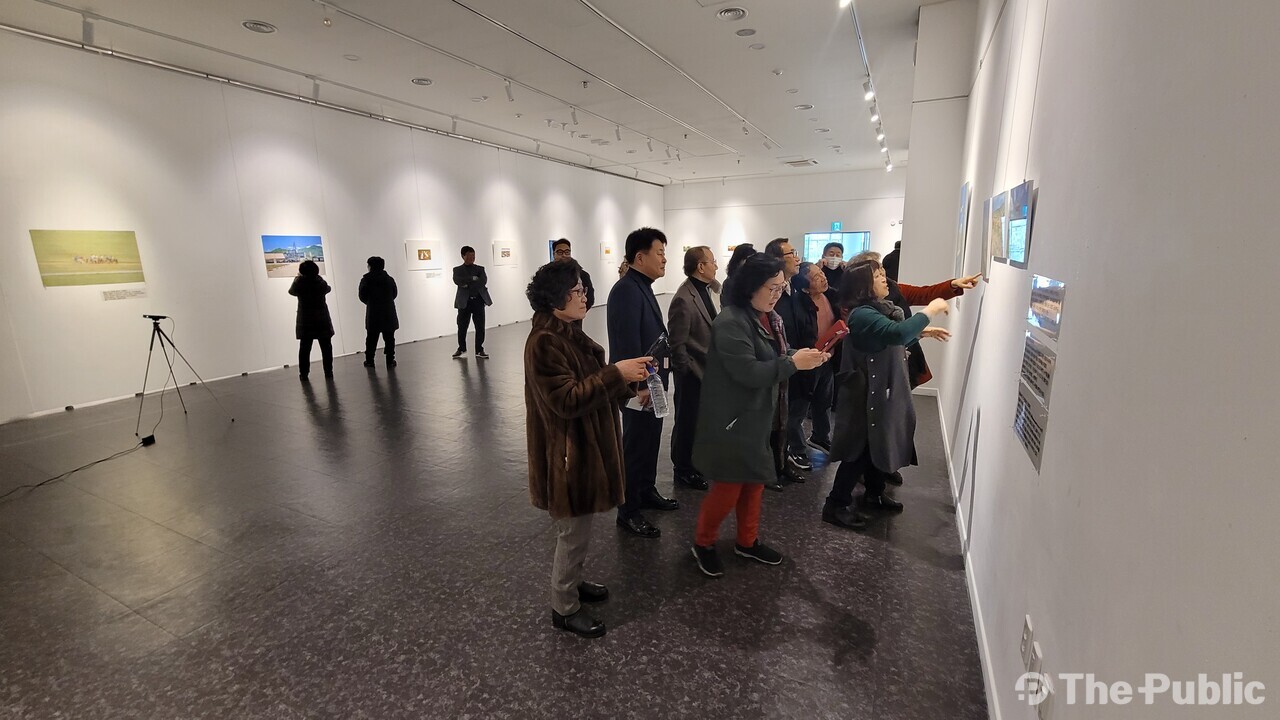 몽골사진전을 관람하고 있는 사람들. /갤러리 디파트 제공