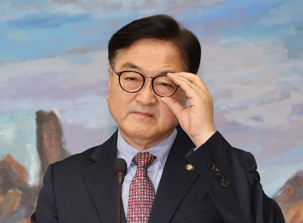 우원식 국회의장이 24일 오후 서울 여의도 국회에서 기자회견을 하기 앞서 안경을 고쳐쓰고 있다(연합뉴스)