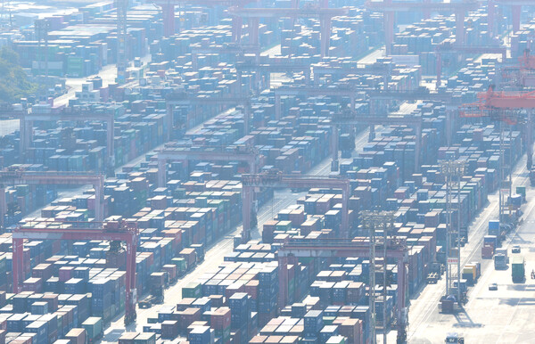  29일 부산 남구 신선대부두에 수출입 화물이 쌓여있다(연합뉴스)