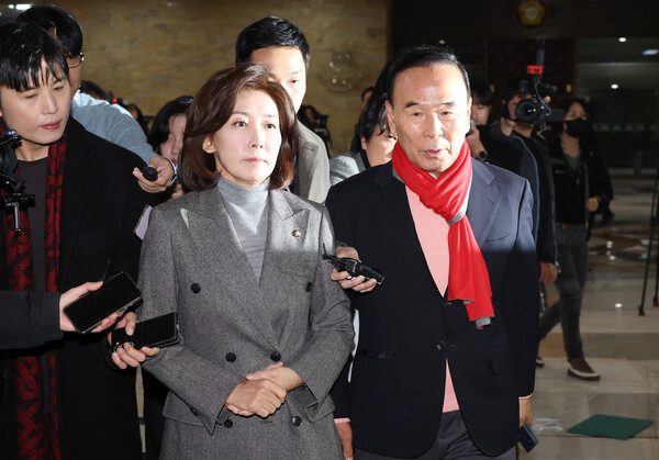 국민의힘 나경원(왼쪽), 박덕흠 의원이 14일 오전 국회에서 열린 비상의원총회에 참석하고 있다(연합뉴스)