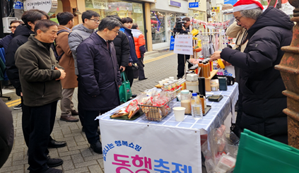 ▲ 김성섭 중소벤처기업부 차관, 강해수 인천중기청장 등 관계자들이 인천 소상공인 우수제품 특별 판매전에서 제품을 구매하고 있다. /사진제공=인천중기청