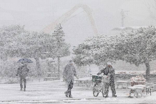▲ 지난달 수원시 일대에 폭설이 내리는 모습. /인천일보DB