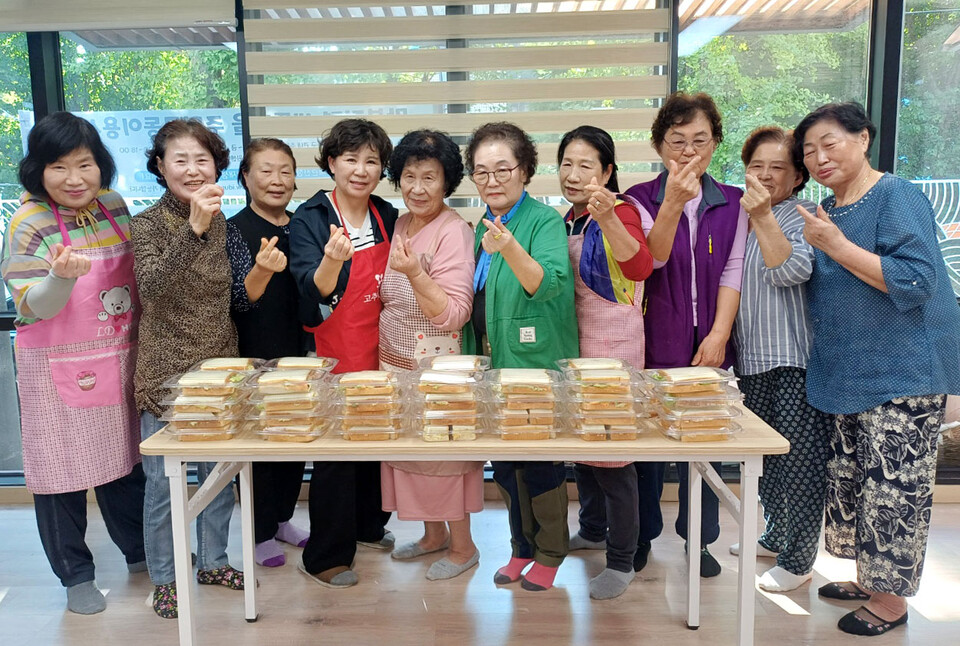 ▲ 인천 동구에 설치된 공유냉장고에 직접 만든 반찬을 채워 넣는 나눔 봉사를 펼치는 '송림나누미' 회원들. /사진제공=송림종합사회복지관