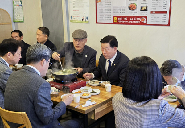 박승원(뒷줄 오른쪽 두 번째) 경기 광명시장이 탄핵 시국 속에 어려움을 겪는 소상공인에게 용기를 북돋기 위해 지난 17일 간부 공무원들과 함께 광명사거리의 한 음식점에서 오찬 모임을 갖고 있다. 광명시 제공
