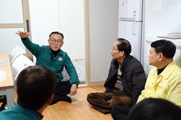 이한경 행정안전부 재난안전관리본부장이 지난해 12월 16일 동절기 대비 충북 충주시 이재민 임시조립주택을 찾아 운영상황 및 애로사항을 청취하고 있다. 행안부 제공