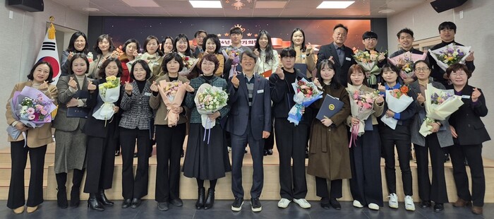 안제문 의창구청장이 ‘2024년 하반기 의창구 우수직원∙부서’ 시상 후 기념촬영 모습.(사진=창원시)