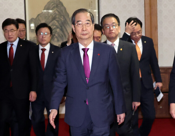 한덕수 대통령 권한대행(맨 앞)이 20일 서울 종로구 삼청동 총리공관에서 고위당정협의회에 참석하려고 걸어가고 있다. 한 대행 오른쪽은 최상목 경제부총리. (사진=연합뉴스)