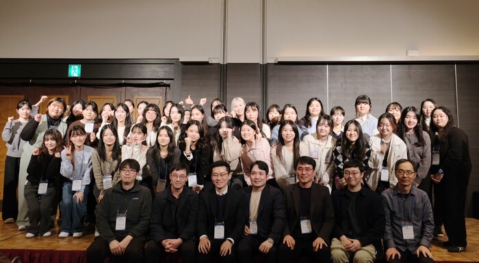 성신여대 융합보안공학과, 미래융합기술공학과 연구팀이 MobiSec 24에 참여해 단체 기념사진을 촬영하고 있다.(사진=성신여대 제공)