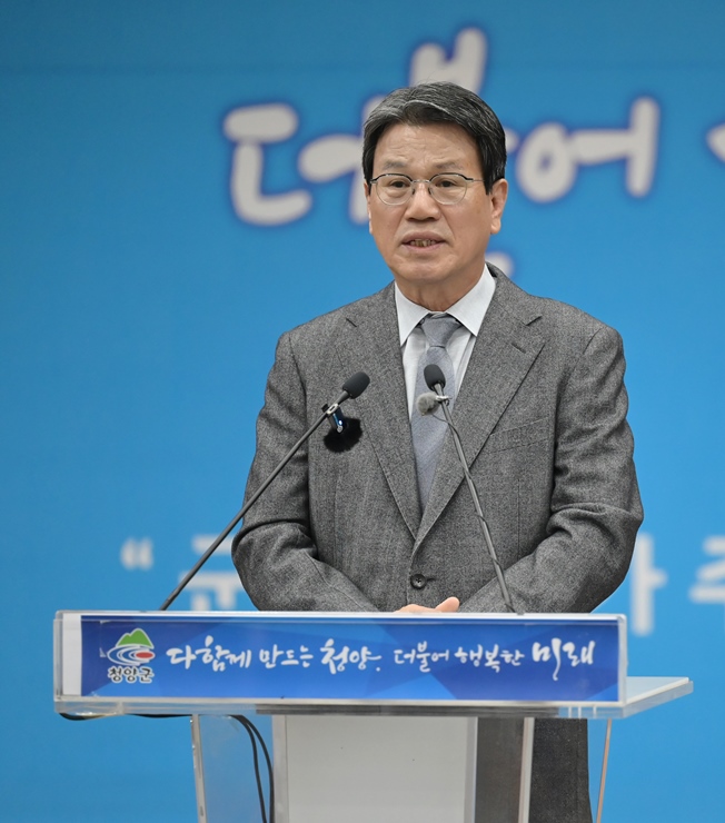 김돈곤 청양군수가 전국 최초 ‘경로당 무상급식’을 추진하겠다고 밝히고 있다.(사진= 청양군)