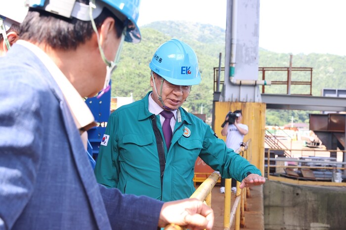 이상근 고성군수 조선소 현장점검.(사진=고성군)