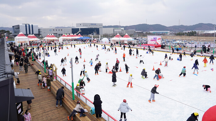서산시 겨울 테마파크 아이스링크에서 시민들이 스케이트를 즐기고 있다.(사진=서산시청)