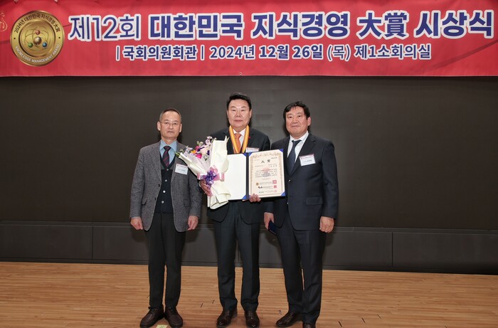 26일 여의도 국회의원회관에서 열린 ‘제12회 대한민국 지식경영대상 시상식에 참석한 오성환 당진시장(가운데)이 본상 혁신성장 도시부문’ 대상을 수상한 후 시상자 등과 함께 기념사진을 찍고 있다.(사진=당진시청)