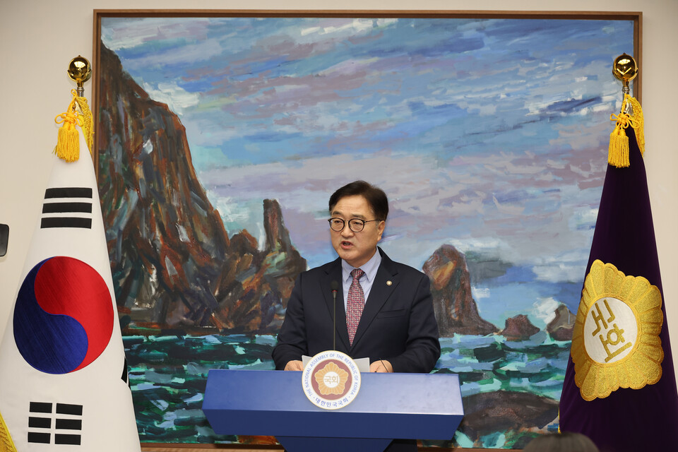 우원식 국회의장이 24일 오후 서울 여의도 국회에서 기자회견을 하고 한덕수 대통령 권한대행 국무총리가 이날 내란·김건희 여사 특검법과 헌법재판관 임명 문제와 관련 발언한 것에 대해 입장을 발표하고 있다. (사진=연합뉴스)