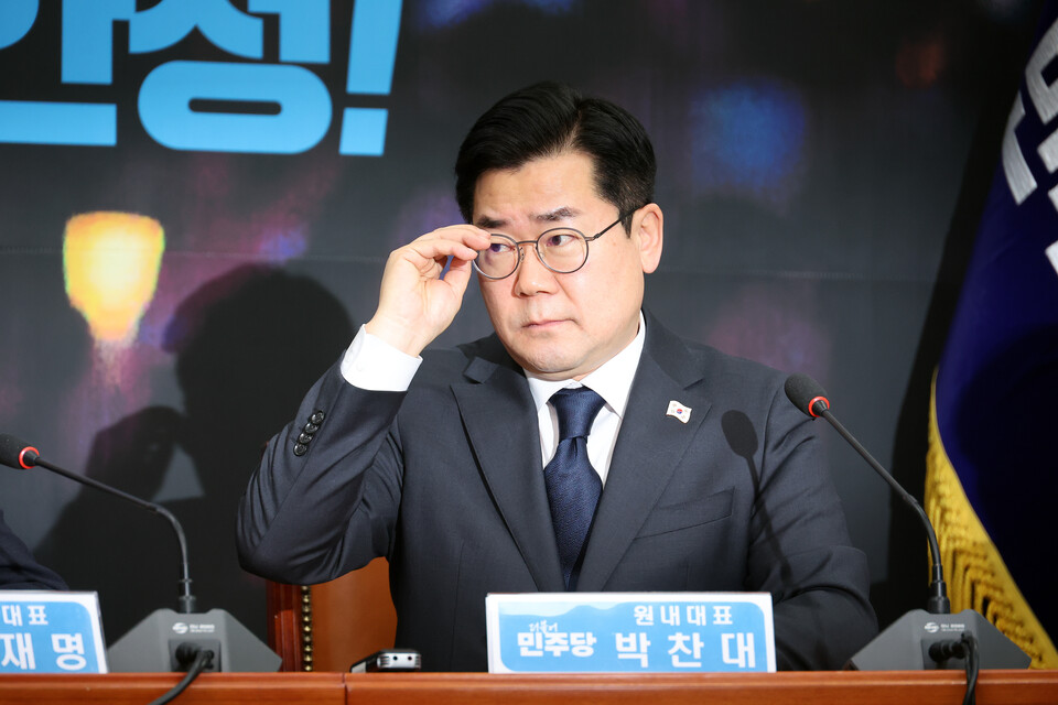 박찬대 더불어민주당 원내대표가 23일 오전 서울 여의도 국회에서 열린 최고위원회의에 참석해 발언을 들으며 안경을 고쳐쓰고 있다. (사진=연합뉴스)