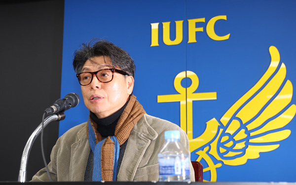 19일 오후 인천축구전용경기장에서 열린 프로축구 인천 유나이티드 비상혁신위원회 기자회견에서 최대혁 위원장이 발언하고 있다./연합뉴스