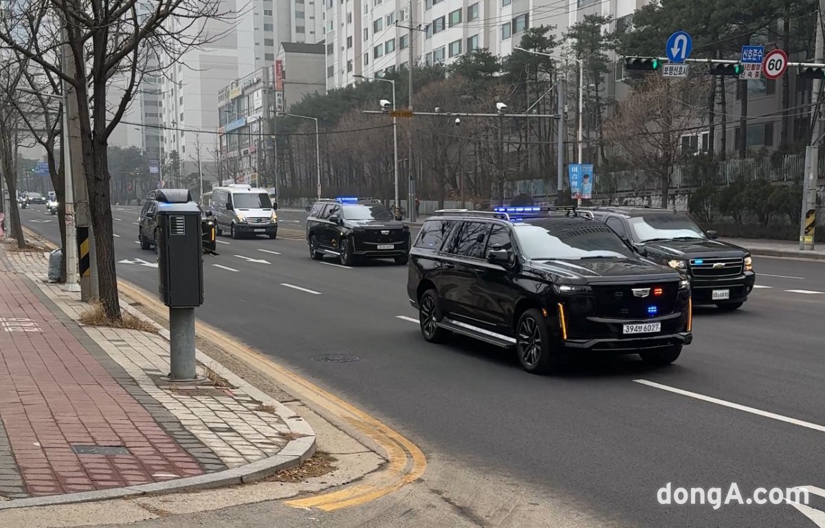 대통령 경호처가 21일 12시40분경 경기도 의왕시 캐딜락 에스컬레이드를 이용해 헌법재판소로 향하고 있다. 