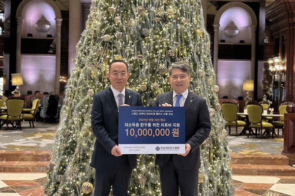 지난 14일 그랜드 머큐어 임피리얼 팰리스 서울 강남에서 열린 기부금 전달식에 ㈜태승이십일 유준재 대표와 강남세브란스병원 구성욱 병원장이 참석했다/사진=그랜드 머큐어 임피리얼 팰리스 서울 강남
