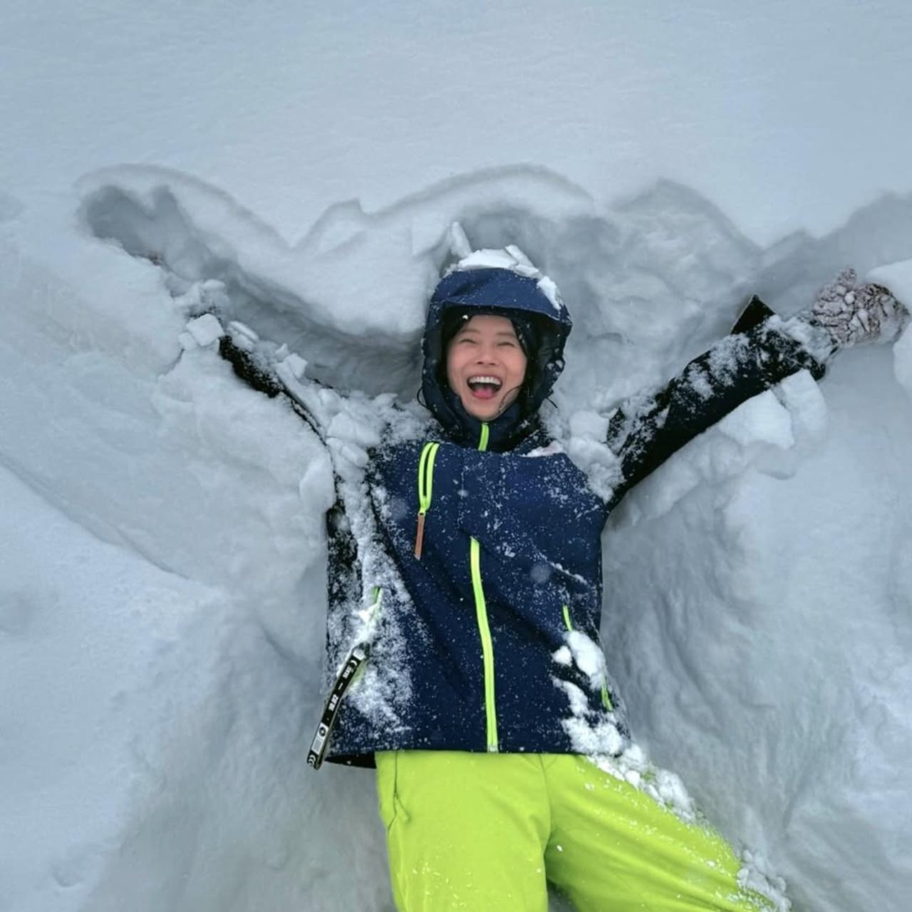 Discover Yoon Seon’s Stylish Winter Adventure: Ski Looks and Travel Tips from Japan’s Tomamu Resort