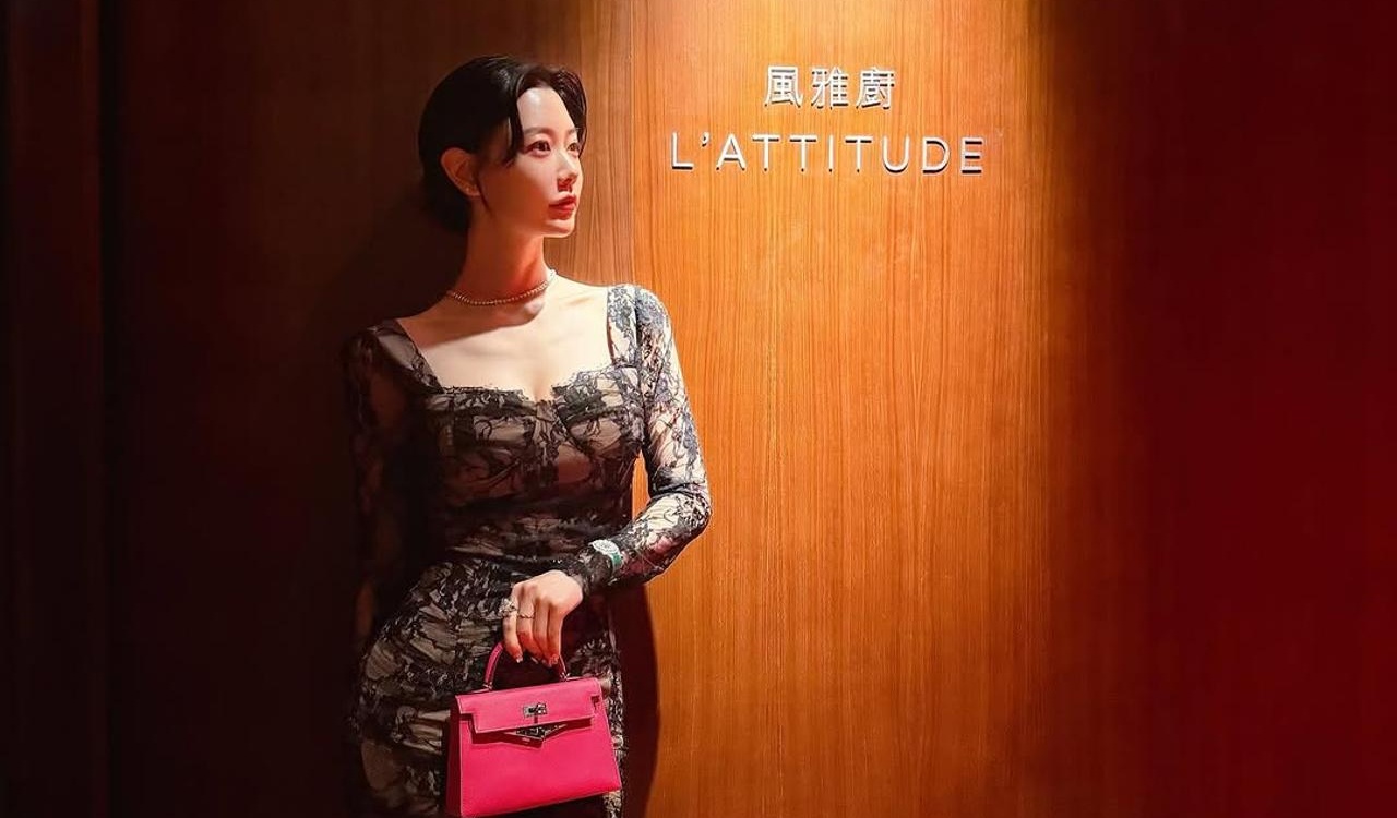 Clara’s Bold Black Lace Dress: How to Achieve Elegance and Sensuality in Your Style