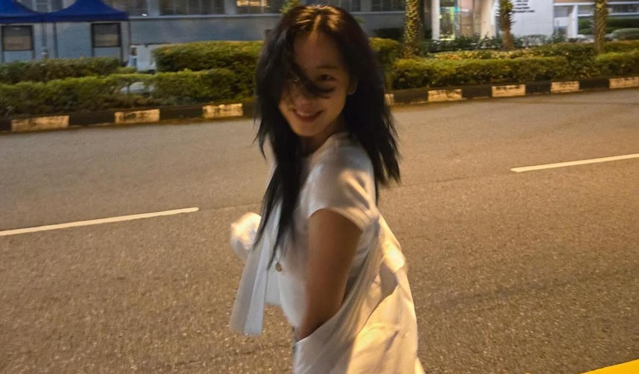 Kim Nam-joo’s Chic Resort Style: How to Nail Summer Looks with White Tops and Denim Shorts