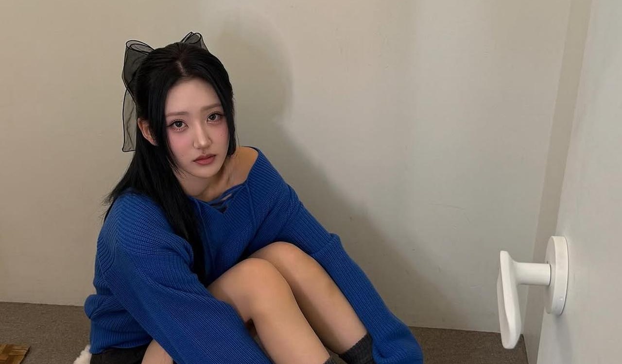 H1KEY’s Huiseo Stuns with Chic Blue Knit & Mini Skirt: How to Achieve Her Look