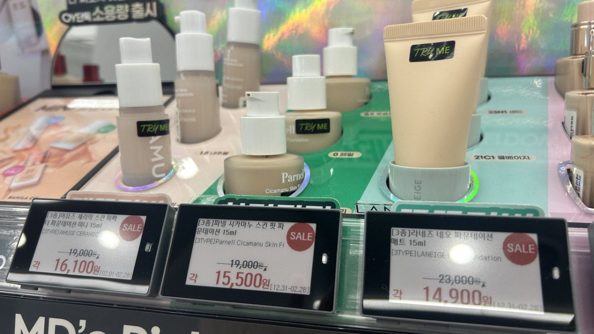 &nbsp;  Photo by Yeon Hee-jinMini foundation sold at an Olive Young store in Seoul.