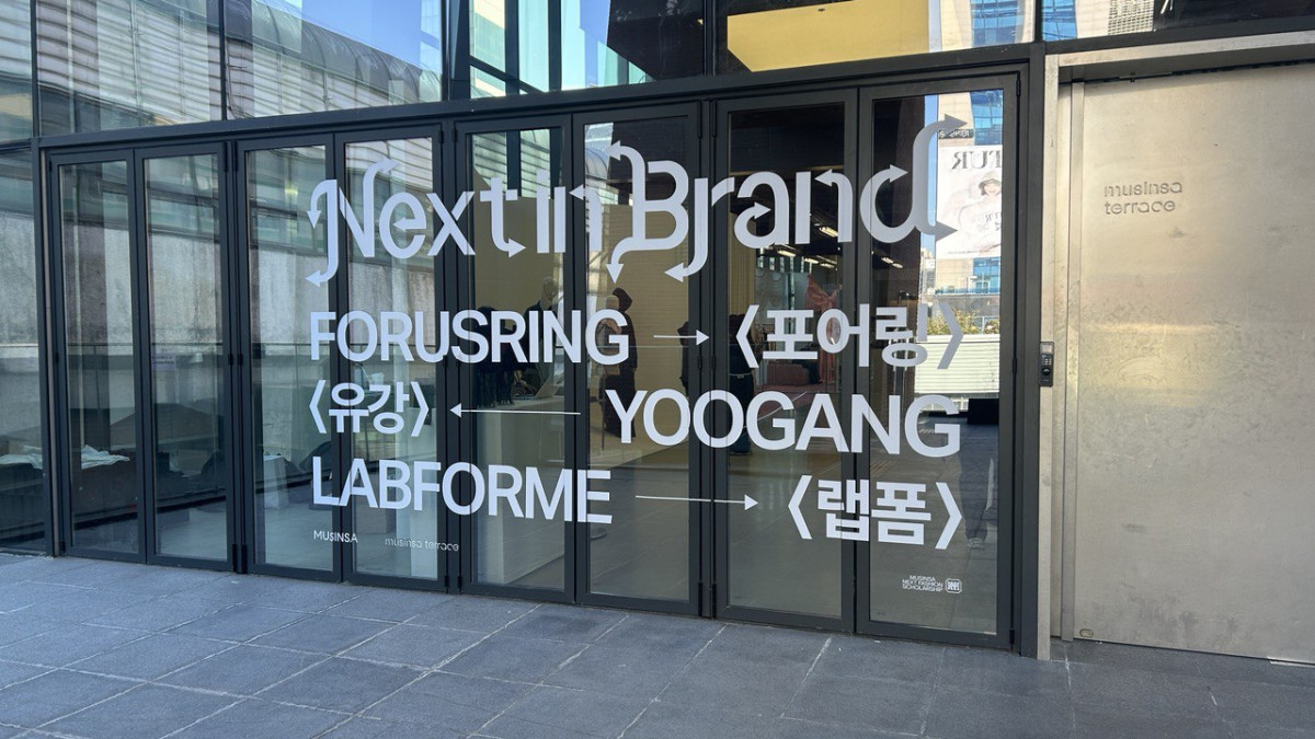 

<figure>” /><figcaption>
<figure></figcaption></figure>
<p>ファッションプラットフォーム・ムシンサの支援を受け、未来のKファッションを牽引する次世代デザイナーたちが新しいコレクションを発表した。</p>
<p>21日、ソウル・城東区のムシンサテラス聖水では「ネクストインファッション」をテーマにポップアップ展示会が開かれた。「ラボフォーム（LABFORME）」、「ユガン（YOOGANG）」、「フォーリング（FORUSRING）」の3ブランドが2025年春夏（25 S/S）シーズンのコレクションを披露した。</p>
<p>これらのブランドは、ムシンサが運営するファッション奨学事業「ムシサネクストファッションスカラーシップ（MNFS）」の第5期ファイナリストに選ばれ、昨年3月からムシンサによるブランド発売準備の全工程の支援を受けてきた。午前11時に訪れたポップアップ会場は規模自体は大きくなかったが、各ブランドの見どころがしっかりと展示されていた。やや緊張した面持ちのブランドディレクターたちが現場でコレクションを説明していた。</p>
<figure><img decoding=