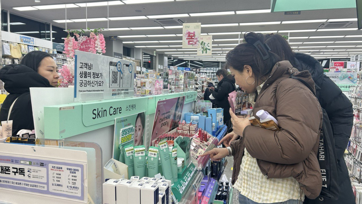 &nbsp;  Photo by Yeon Hee-jinShoppers browse the cosmetics shelf at a Daiso store near Express Bus Terminal station in Seoul on the 13th.