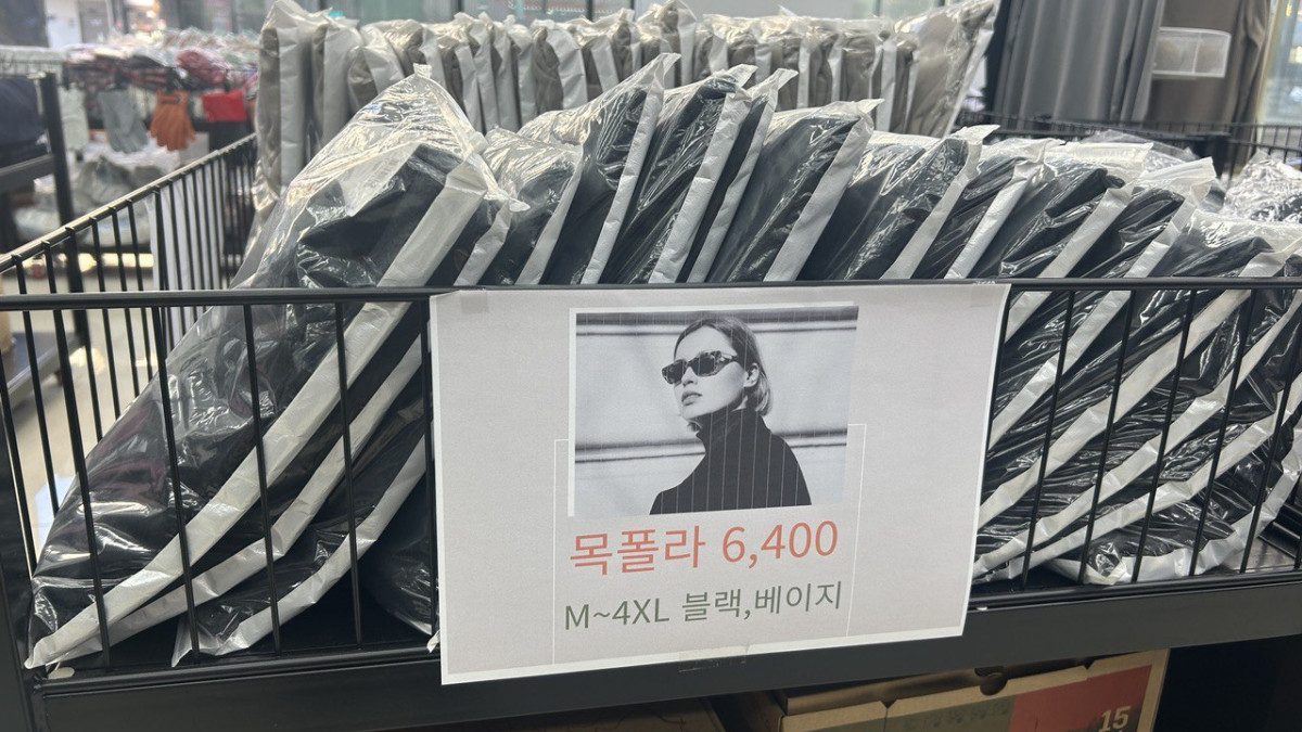 &nbsp;  Photo by Yeon Hee-jinA mock turtleneck is being sold for 6,400 won (≈$4.80) at the Workup Bucheon Sosa branch.