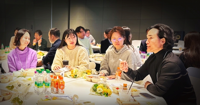 조현범 한국앤컴퍼니그룹 회장(오른쪽 첫 번째)이 3일 경기도 판교 본사 테크노플렉스에서 한온시스템 임직원 환영 행사 '무빙데이'에 참석, 직원들과 대화했다.