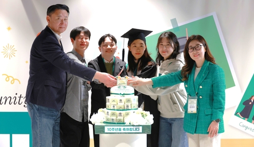 손정현 스타벅스 대표이사(왼쪽 첫 번째), 신정원 초록우산 본부장(오른쪽 첫 번째)이 스타벅스 청년인재 프로그램 10주년 홈커밍 데이에서 참가자들과 기념촬영했다. [자료:스타벅스 코리아]