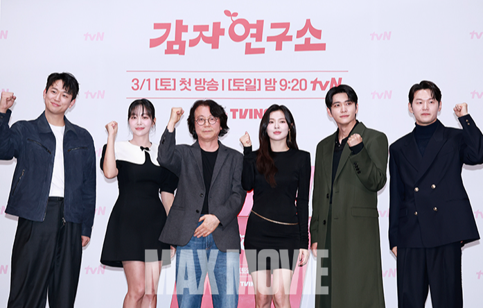 강일수PD(왼쪽에서 세번째)와 파이팅 외치는 배우들. 정유진 기자