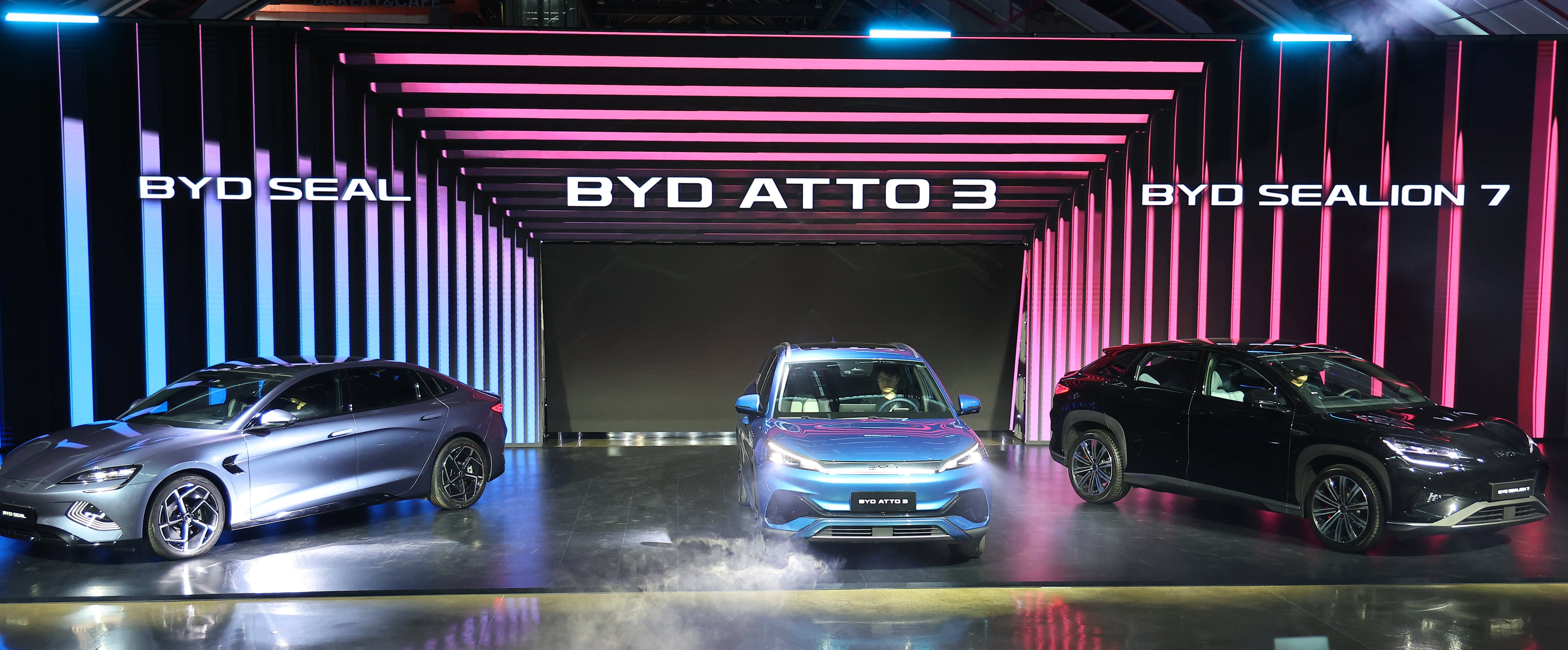 지난달 16일 오전 인천 중구 상상플랫폼에서 열린 '중국 BYD 승용 브랜드 런칭 미디어 쇼케이스'에서 전기차 아토 3 등 차량이 공개되고 있다./BYD코리아 제공