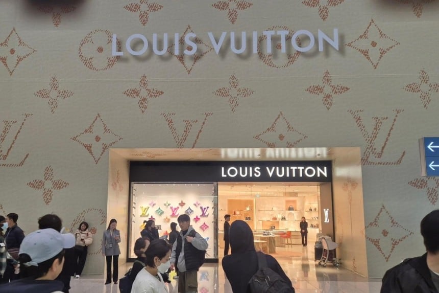 Shinsegae Duty Free’s Louis Vuitton boutique at Incheon International Airport Terminal 2. Photo provided by a reader