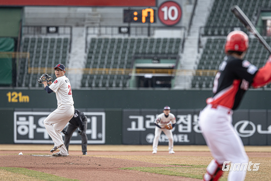 올해 프로야구 시범경기에서는 피치클록이 정식 도입됐다. (롯데 자이언츠 제공)