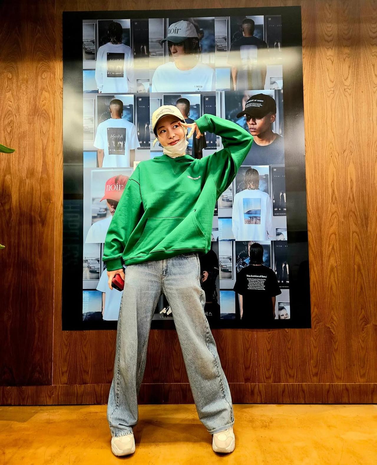 Im Ji-yeon’s Trendy Hoodie and Wide Denim Look: How to Achieve the Perfect Casual Style