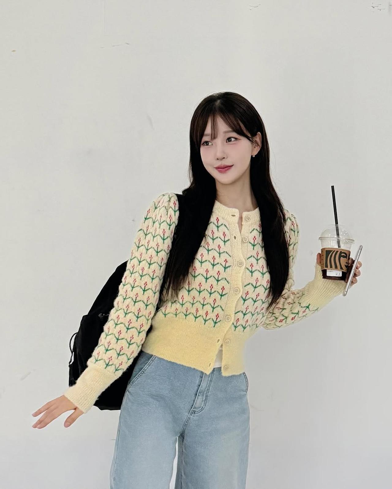 Indoor styling that adds a cozy mood with a single knit cardigan / Photo: Kim Yoon-hee\'s Instagram