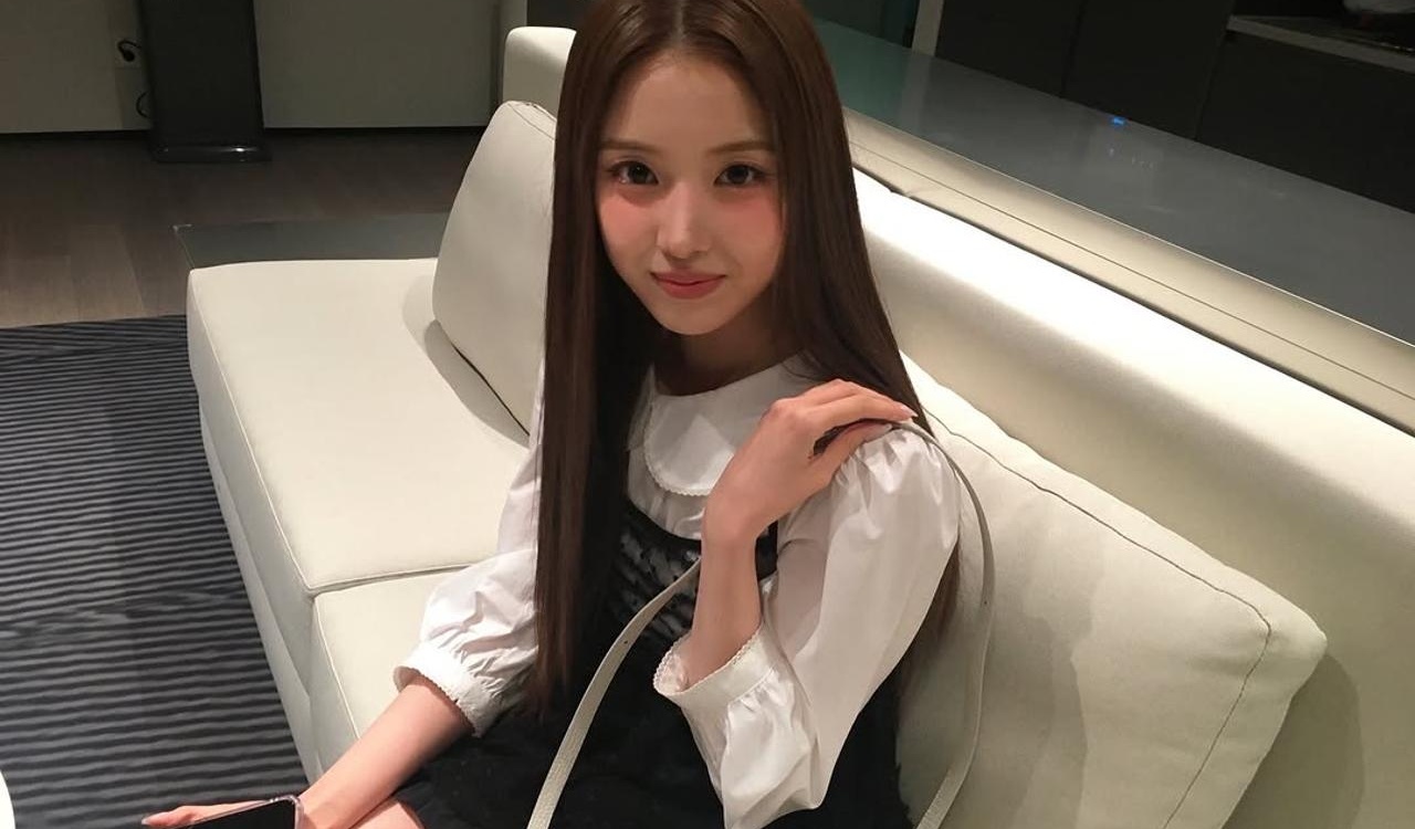 Discover Jiwoo’s Chic Black and White Look: Spring Fashion Inspiration from NMIXX
