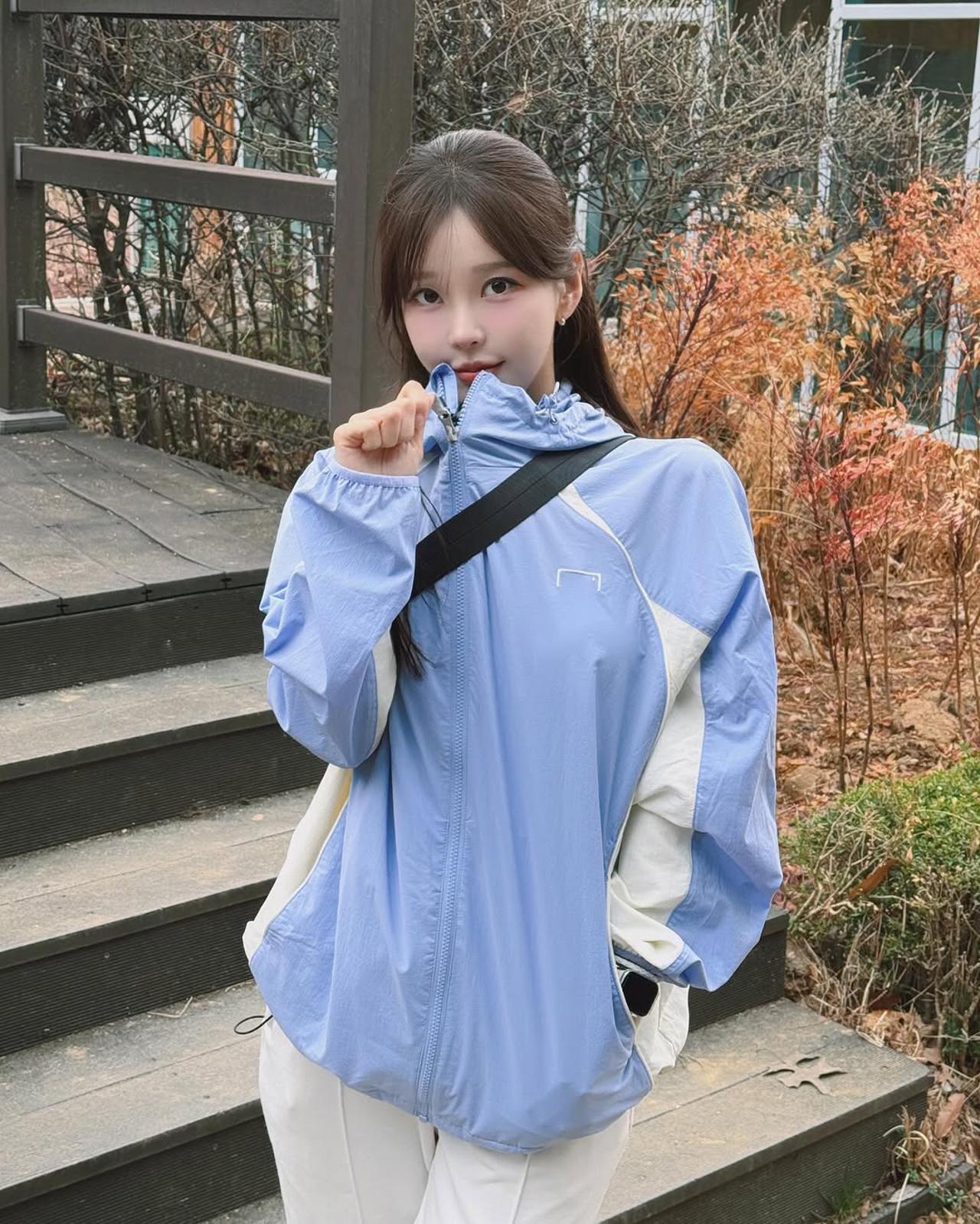 A fresh spring-walk look completed with a pastel windbreaker / Photo: Kim Yoon-hee\'s Instagram