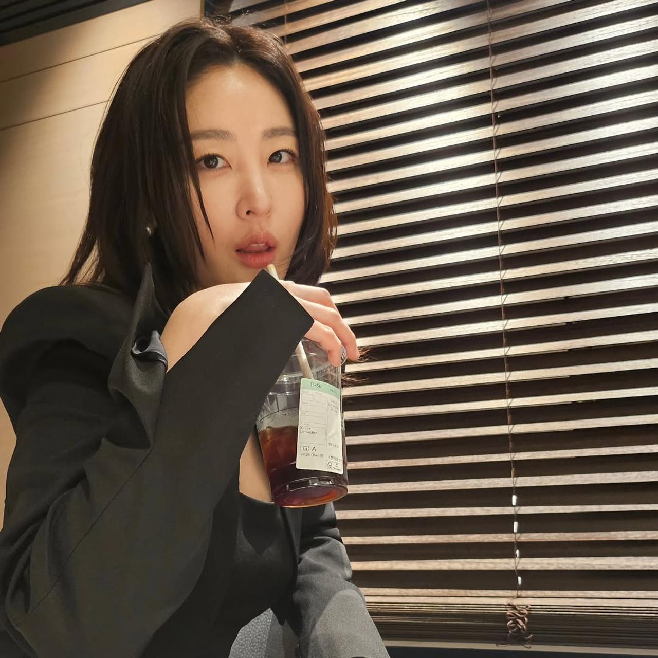 Upgrade Your Spring Wardrobe: 3 Chic Black Styling Tips Inspired by 신아영