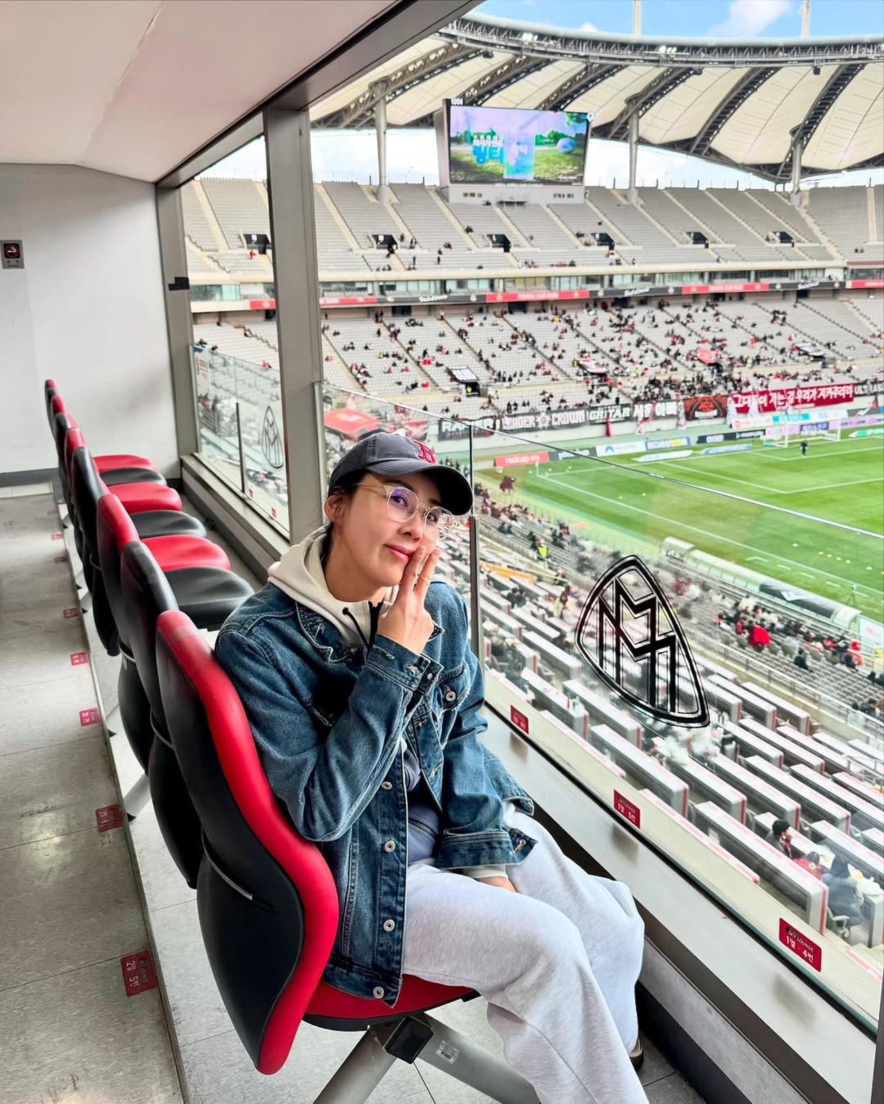 How to Achieve Hong Jin-joo’s Effortlessly Stylish Weekend Look: Denim Jacket Tips