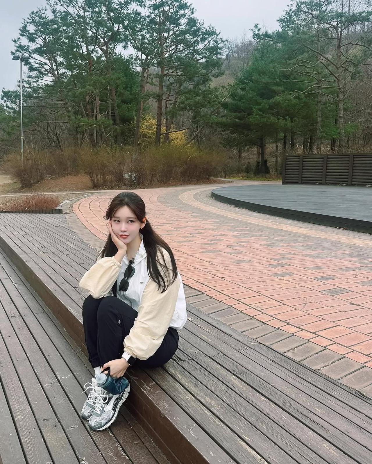 Anchor Kim Yoon-hee enjoying the warm spring breeze / Photo: Kim Yoon-hee\'s Instagram