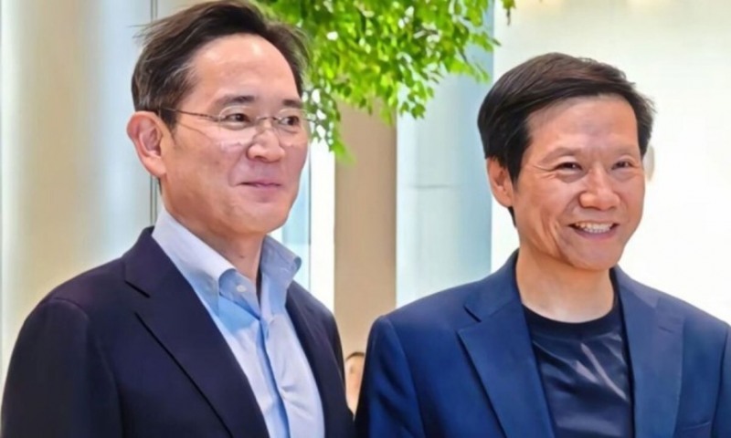 지난 22일 중국 샤오미 전기차 공장을 방문한 이재용 삼성전자 회장(왼쪽)이 레이쥔 샤오미 회장과 기념사진을 촬영하고 있다. / 사진=샤오미 SNS 캡처