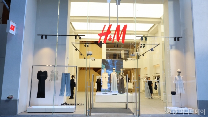 Global fashion brand H&M is creating AI avatars of current models for ad campaigns. /Photo=Newsis