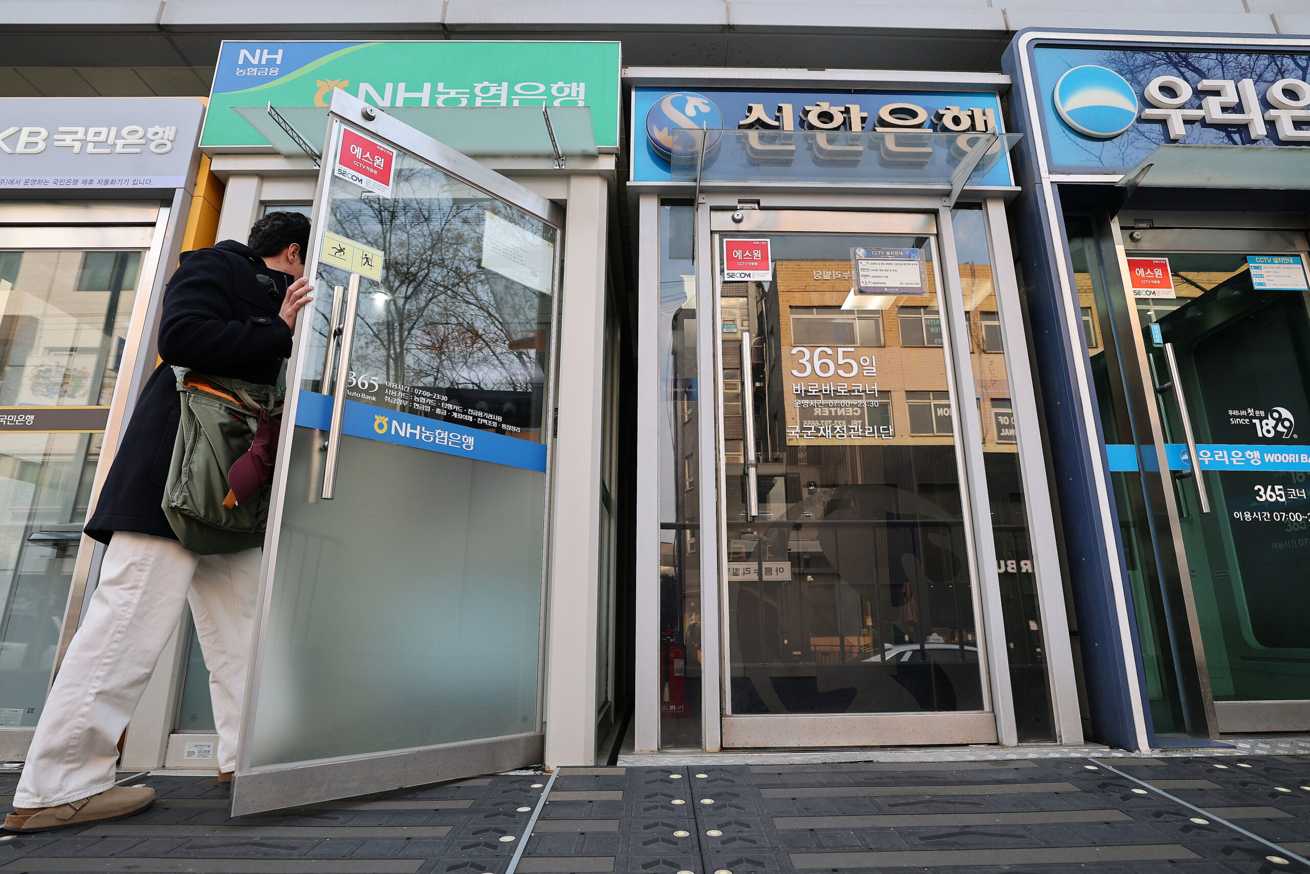 &ldquo;은행, 새해부터 &lsquo;오픈런&rsquo; 하는 이유 봤더니?&rdquo;
