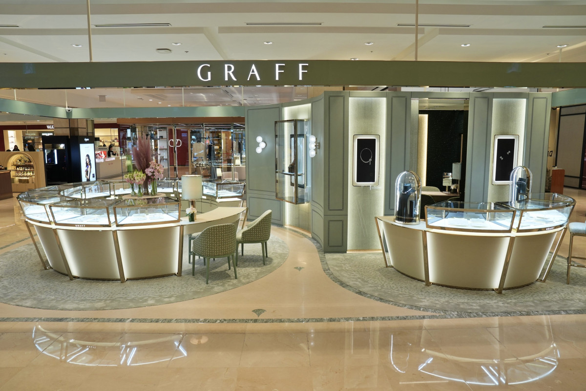 

<figure>” /><figcaption>
<figure></figcaption></figure>
<p>ロッテ百貨店は25日、21日に本店1階に『ヴァン クリーフ＆アーペル』と『グラフ』をオープンしたと発表した。既に入店しているカルティエ、ティファニー、ブルガリに続き、主要ハイジュエリーブランドを強化し、江北地域のハイジュエリー顧客の獲得に本格的に乗り出す狙いだ。</p>
<p>1906年にフランスで創業したヴァン クリーフ＆アーペルは、100年以上の歴史と伝統を誇る代表的なハイジュエリーブランドだ。今回オープンした本店のブティックはヴァン クリーフ＆アーペルにとって今年最初の新規ブティックで、時を超えたメゾン特有の叙情的な美しさと職人精神がそのまま息づいている。</p>
<p>グラフは世界的に希少で価値の高いダイヤモンドを専門に扱うブランドで、原石の採掘からカッティング、ポリッシング、販売まで全工程を自社で一貫して手がけることで知られている。本店のグラフサロンは、真珠が壁に流れるような優雅なインテリアと、独特な質感の「ブークレ」ファブリック製の家具が調和し、高級感と温かみのある空間を演出している。とくにグラフの最上位ハイジュエリーを披露する専用ルームを設け、顧客に差別化された体験を提供している。</p>
</div>
		</article>
		<!-- 기사뷰 뉴스 하단 AD -->
		<article class=
