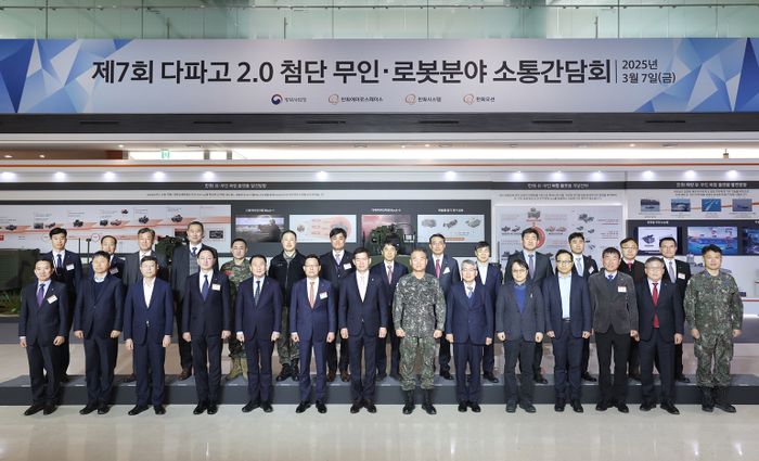 석종건 방위사업청장(가운데)과 손재일 한화에어로스페이스 대표(왼쪽 여섯번째) 등 관계자들이 7일 한화에어로스페이스 대전R&D캠퍼스에서 열린 방위사업청 주관 