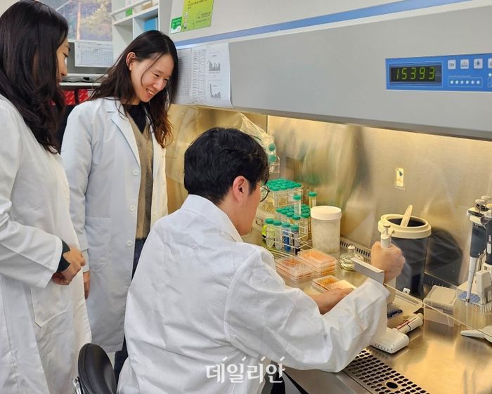 정종현 박사 연구팀이 방사선을 이용하여 개발한 고성능 난분해성 오염물 제거 균주의 성능을 확인하고 있다. ⓒ한국원자력연구원