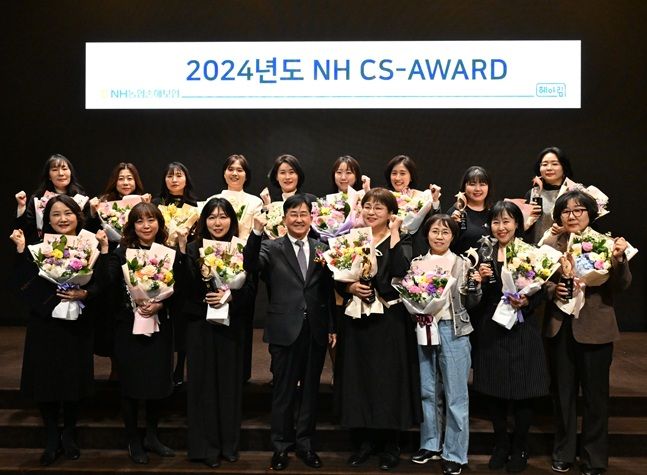 지난 6일 송춘수(앞줄 왼쪽 네번째) NH농협손해보험 대표이사와 NH CS-AWARD 수상자들이 기념촬영을 하고 있다. ⓒNH농협손해보험