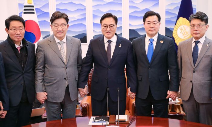 우원식 국회의장이 6일 서울 여의도 국회 의장집무실에서 열린 에서 국민의힘 권성동 원내대표, 더불어민주당 박찬대 원내대표 등 양당 원내지도부와 기념촬영 하고 있다. 왼쪽부터 국민의힘 김상훈 정책위의장, 권성동 원내대표, 우원식 의장, 더불어민주당 박찬대 원내대표, 진성준 정책위의장. ⓒ연합뉴스